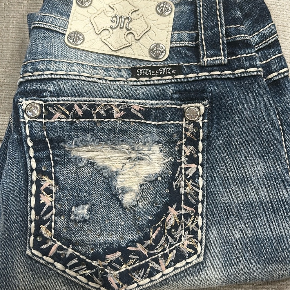 NWOT Miss Me Mid Rise Easy Cropped Jeans Size 26 Z547